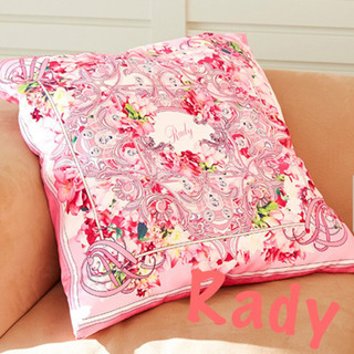 新品未使用rady ステンドグラスクッションの画像