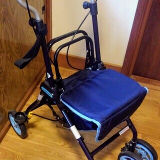 シルバーカー（介護用歩行器）