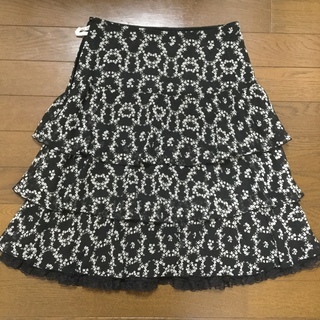 レストローズ  小花柄黒色スカート