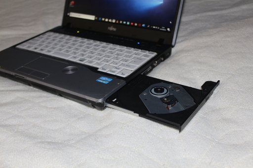 富士通ノートパソコン　P771　メモリー４GB、HDD２５０GB,無線ラン内蔵、SDカードスロット、バッテリー良好ウエブカメラ内蔵外観