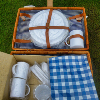 【値下げ】手作り 手編み ピクニック バスケット 4人分 プラ製食器付属 開封未使用品ですの画像