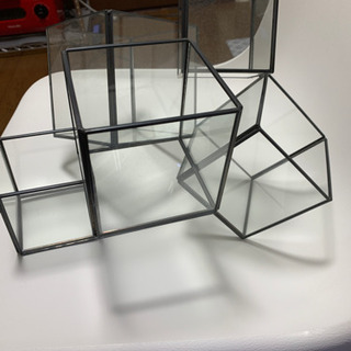 置物 正方形が何個かくっついてます。正方形の中に物が入る！の画像