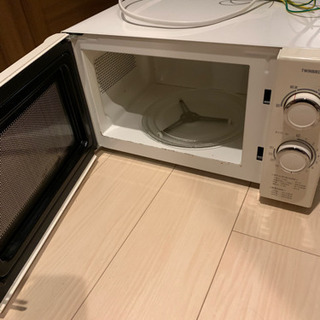 テレビ、電子レンジ、テーブル5000円で差し上げますの画像