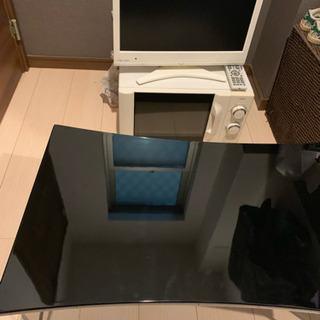 テレビ、電子レンジ、テーブル5000円で差し上げますの画像