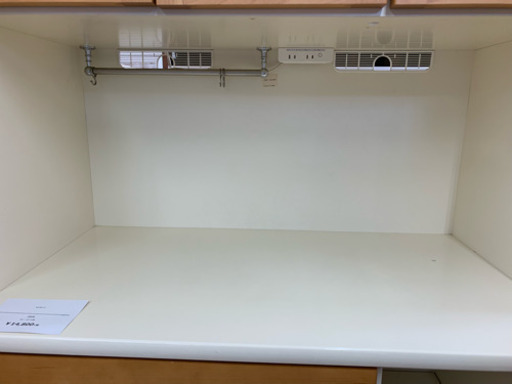 少し大きめの食器棚に収納抜群!これ一つでお家の中をオシャレに改造!