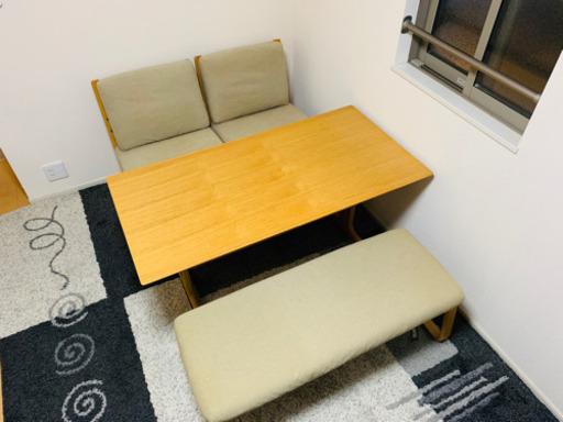 リビングでもダイニングでも使えるシリーズのセット(テーブル、ソファ×2、ベンチ)