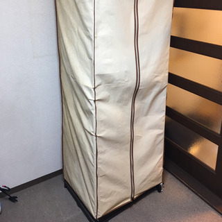[再々値下]シンプルなカントリー調の布製ハンガーラックケースの画像
