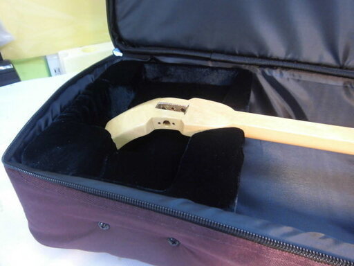 新品未使用　9.800円開始　新型セミハードケースと沖縄三線専用棹クリアー塗セット