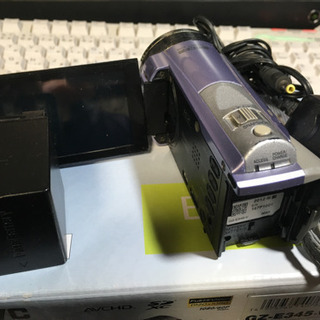 JVC KENWOOD社2012年製SDカード兼内蔵16GBメモリーハイビジョンムービーカメラGZ-E345-v(希少紫色)社外大容量バッテリーを添付します。の画像