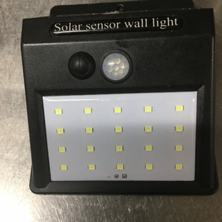 ソーラーで充電して人体を感知するとライトが光る防犯または照明用品です。