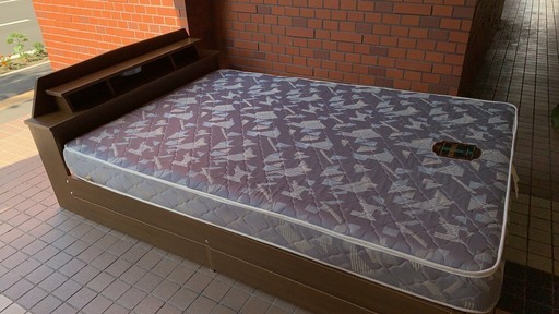 ダブルベッド　引き出し・照明付き