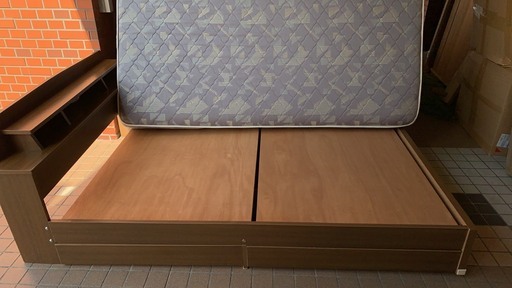 ダブルベッド　引き出し・照明付き　