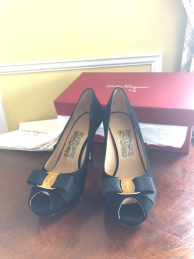 フェラガモ パンプス ヴァラ ネロ  スエード 新品 ferragamo