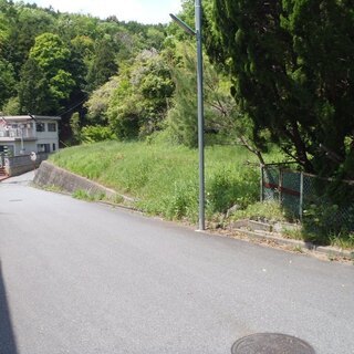 古い住宅団地の最上段付近の雑種地