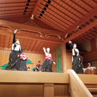 海外のイベントでメイクなど