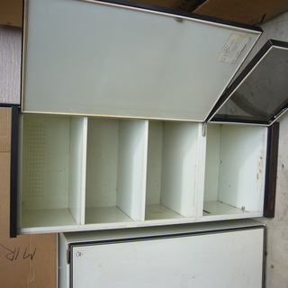 無料 計量器付き米びつ 2段 巾38㎝×奥行34㎝×下段高さ80㎝＋上段高さ97㎝ 材質は外周と棚は鉄板 扉はプラ (稼働品お米受け皿に落ちます) の画像