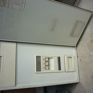 無料 計量器付き米びつ 2段 巾38㎝×奥行34㎝×下段高さ80㎝＋上段高さ97㎝ 材質は外周と棚は鉄板 扉はプラ (稼働品お米受け皿に落ちます) の画像