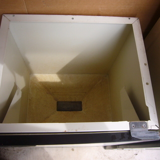 無料 計量器付き米びつ 2段 巾38㎝×奥行34㎝×下段高さ80㎝＋上段高さ97㎝ 材質は外周と棚は鉄板 扉はプラ (稼働品お米受け皿に落ちます) の画像