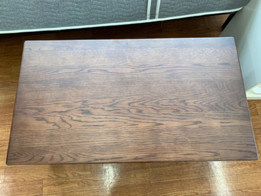 木製のローテーブル下には置けるスペース有り部屋の散らかりが防げちゃいますよ!!