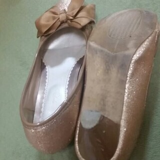 パンプス低ヒール(4ｃｍ程度) ゴールド 結婚式やパーティー、オフィス用、普段使い等に Mサイズの画像