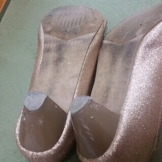 パンプス低ヒール(4ｃｍ程度) ゴールド 結婚式やパーティー、オフィス用、普段使い等に Mサイズの画像