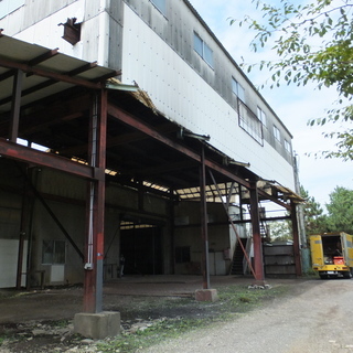 仲介手数料不要　茨城県笠間市貸工場　10万　建物243.21m² (9DK)　他２棟あり作業場：軽量鉄骨造高床式平家建２０８平米、物置　クレーン有の画像