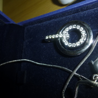 SWAROVSKI　ネックレス　チェーン切れ＆水晶２個取れてます。の画像