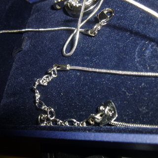 SWAROVSKI　ネックレス　チェーン切れ＆水晶２個取れてます。の画像