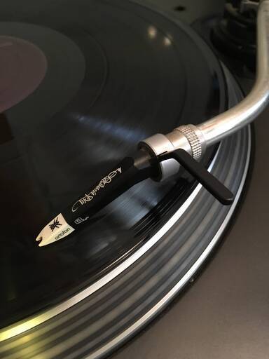 DJセット（DJミキサー：Pioneer DJM-800 × 1台、ターンテーブル：Technics SL-1200 MK5 × 2台、Ortofon Concorde Twin Qbert ×2個 ）
