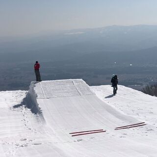 シャベルをもって滑れればOK！かぐらみつまたパークスタッフの画像