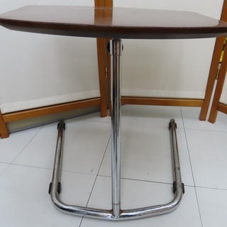 テーブル 小さいので場所気にせずお使いいただけます！ NB563の画像