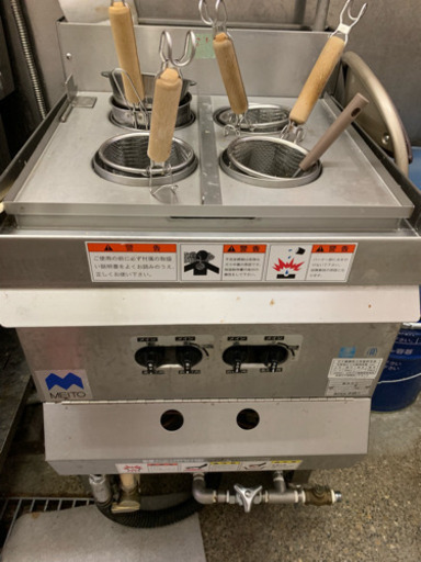 ラーメン屋用小さい型の麺鍋です。