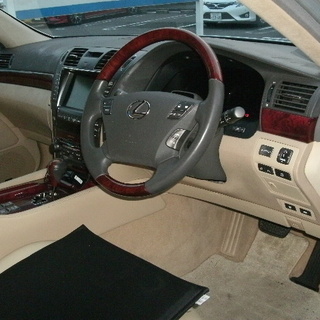 車検取り立て　レクサスLS４６０　lパッケージ　シルバー　内装ベージュ革　ディーラー車　程度良好　内装極上　ビックリの低走行！　ぜひ一見の価値あり！このお値段でこの程度、この走行距離の初代LSはもうないとおもいます。の画像
