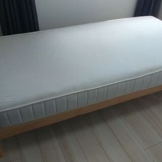 【急募】テーブル・ベッド売ります！の画像