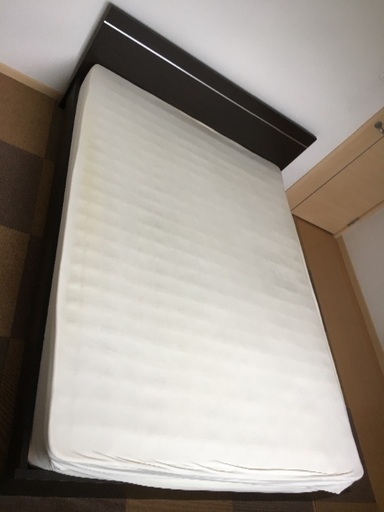 【大幅値下げ】ダブルベッド（横145cm×縦200cm）マットレスつき