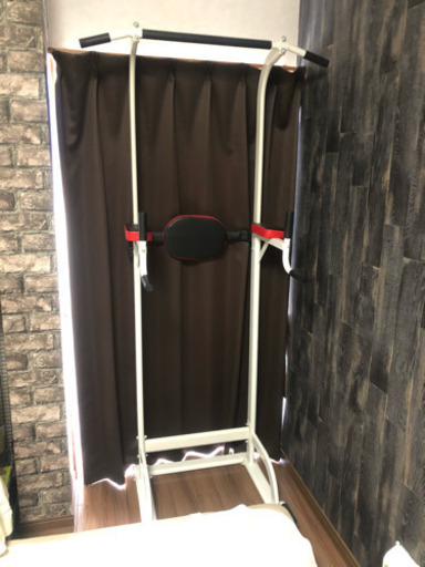 商談中 筋トレ ぶら下がり器具