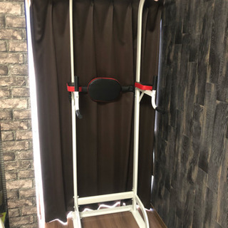 商談中 筋トレ ぶら下がり器具