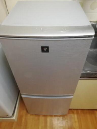 2011年製　シャープ冷蔵庫　SJ-PD14W-S
