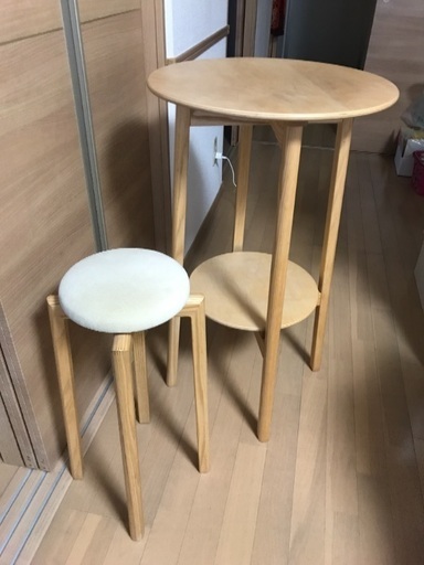 匠工房さんの無垢のカフェテーブル、マッシュルームスツールセット