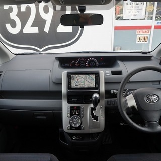 トヨタ ヴォクシー ＺＳ　煌 パール　便利なミニバン」！自社ローンを活用ください！の画像