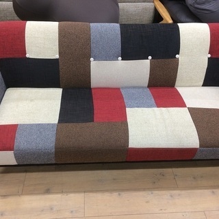 パッチワーク柄の2人掛けソファーです