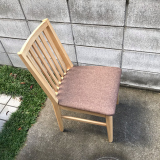 ダイニングテーブルと椅子のセットの画像