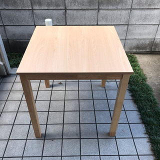 ダイニングテーブルと椅子のセットの画像