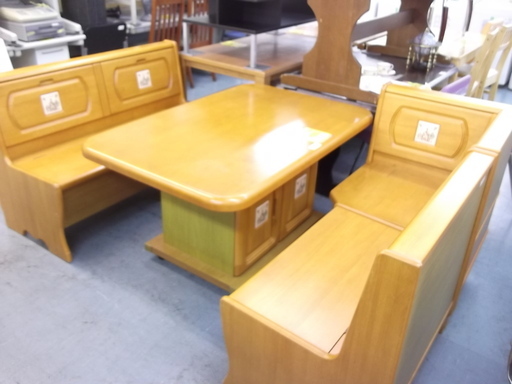 ID:G890688　食卓４点セットキャスター付き（椅子に収納が付いてます）