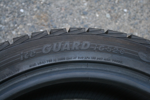【中古品】スタッドレスタイヤ  18インチ 4本セット ヨコハマ 245/40R18