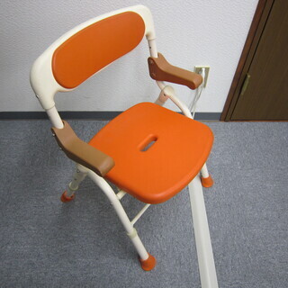 【中古】コンビウェルネス製　シャワーチェア（オレンジ）