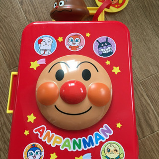 おっきなアンパンマンとトランクケースの画像
