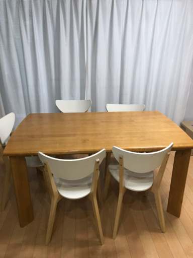 ダイニングテーブルとイケアの椅子のセット