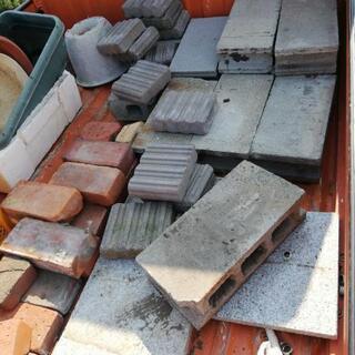 土　ブロック　レンガ　もらってください。の画像