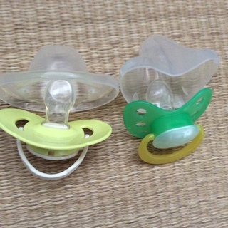 ピジョン/搾乳機/電動タイプ/中古/新品おしゃぶり２個つきの画像